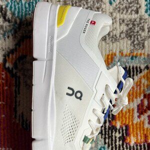 ON ROGER PRO TENNIS SHOE SIZE 10.5 MENS (WORN TWICE - IN GREAT SHAPE)